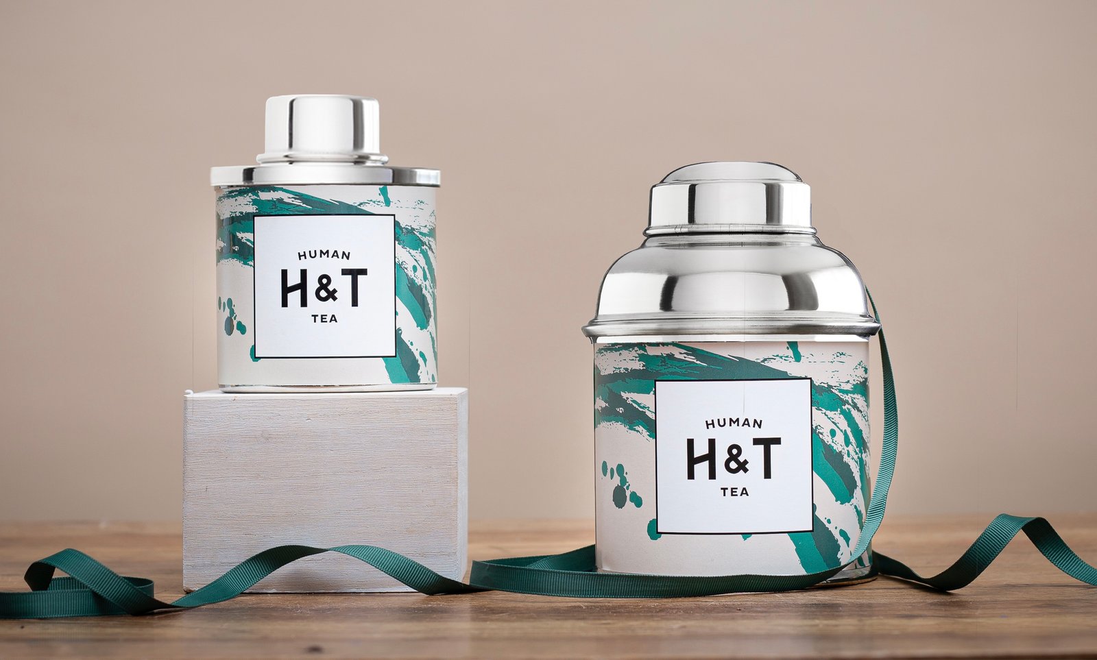 Boite de thé collector 2026 Human and Tea édition limitée pour les amateurs de thé et d'art de vivre disponible en 2 formats M et L 