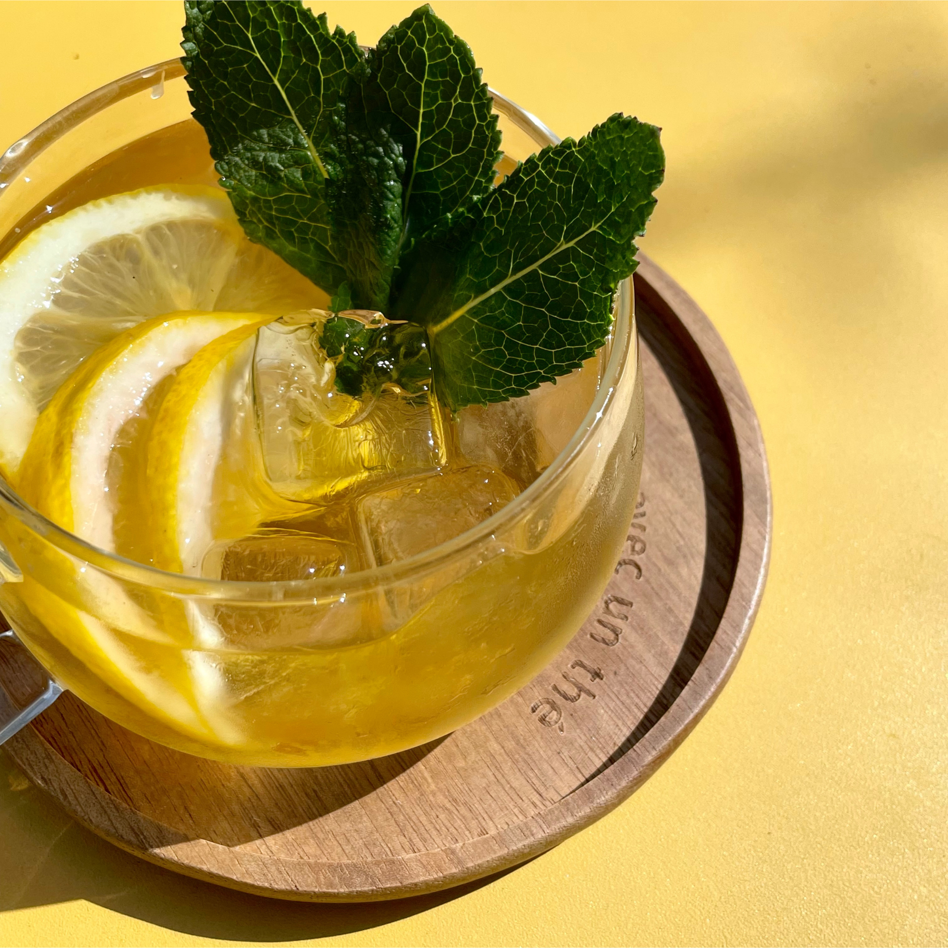 Préparez-vous à être transporté.e vers une oasis de fraîcheur avec notre recette envoûtante du Mojito au Thé Selma : notre thé vert Gunpowder menthe douce et poivrée...
