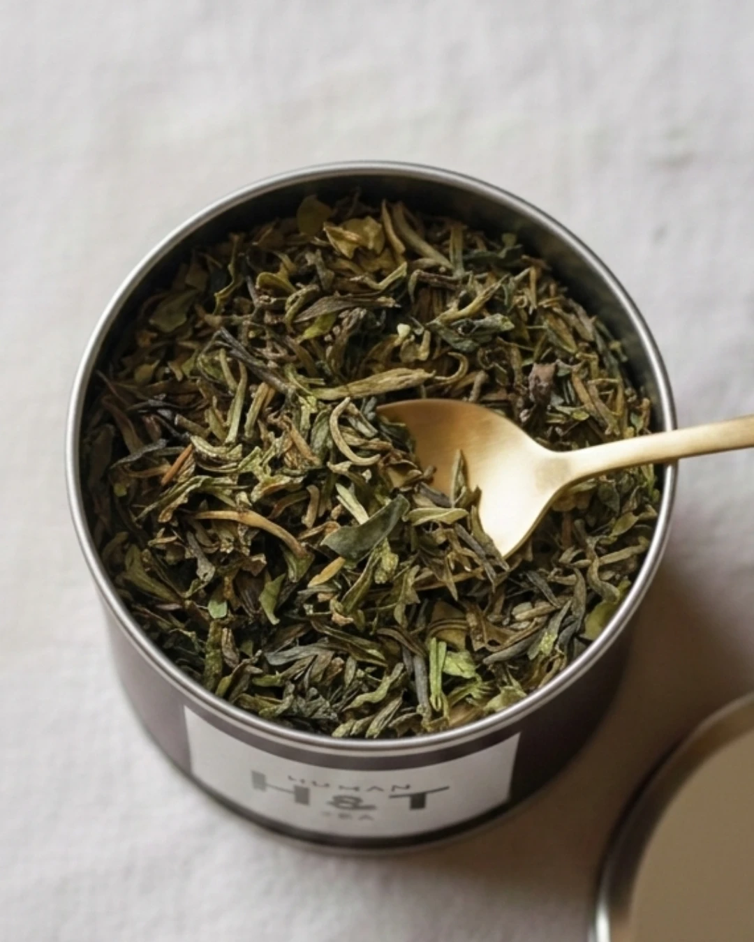 Darjeeling Seeyok First Flush 2026 Bio — Récolte de Printemps – Thé noir bio de première récolte - Jardin Seeyok, Darjeeling, Inde - Grade SFTGFOP1 - Récolte printemps 2026Darjeeling Seeyok First Flush 2026 Bio : la fine fleur du thé indien. Première récolte de printemps, grade SFTGFOP1, riche en bourgeons dorés. Une 